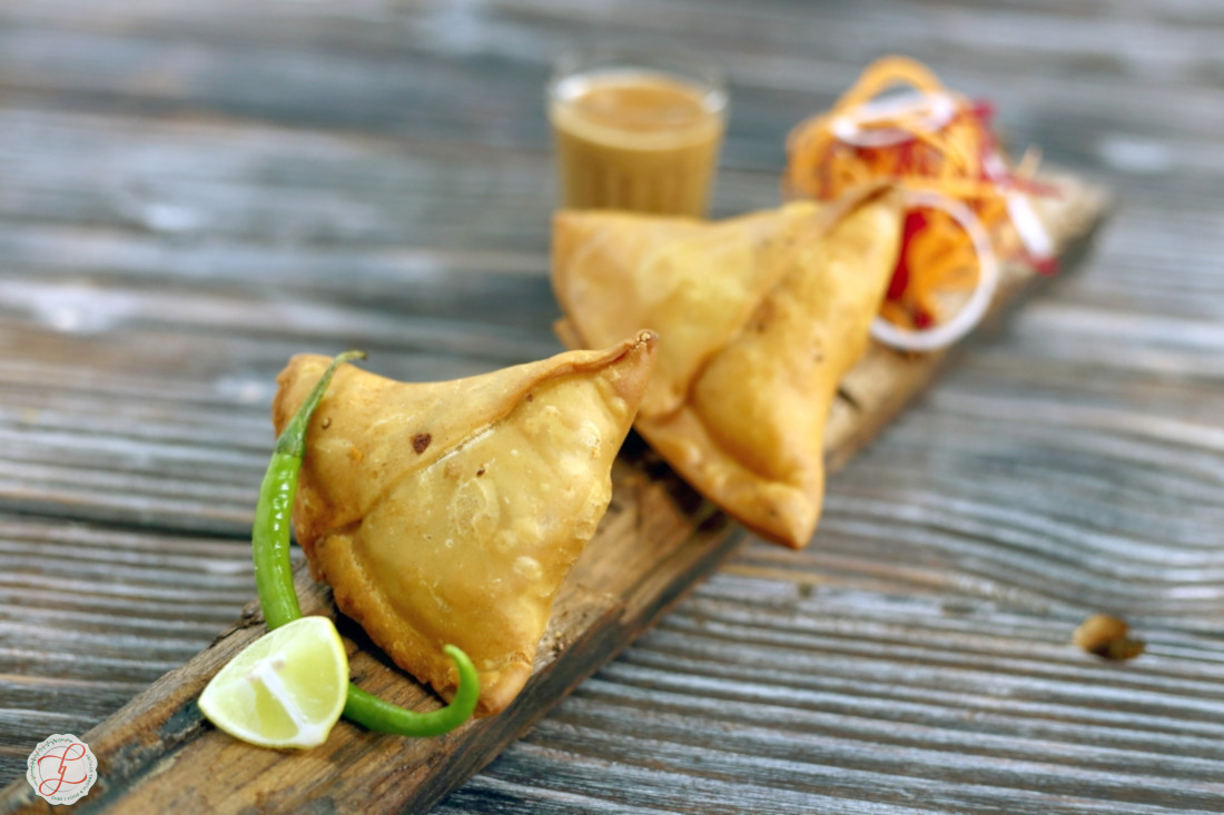 Foodstyling-Snacks aloo samosa, a fried or baked pastry with savory filling