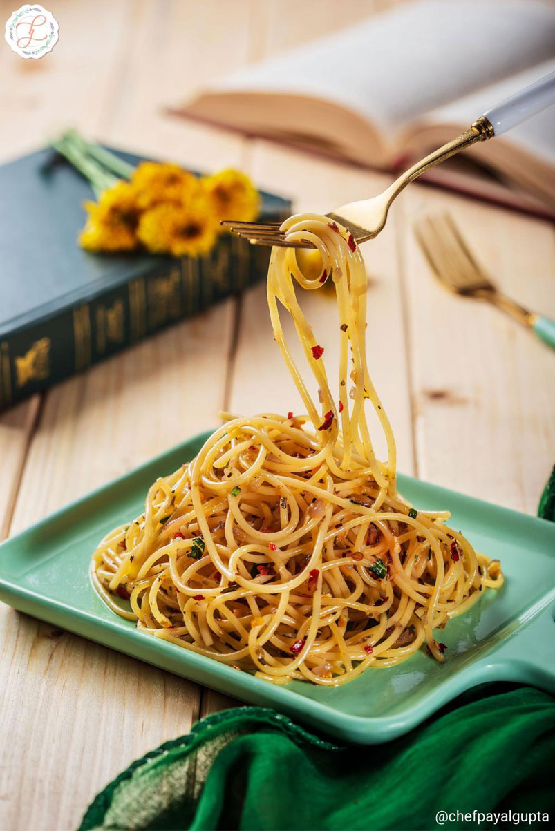 simple spaghetti, olive oil and garlic spaghetti, aglio e olio, quick pasta recipe, food photography